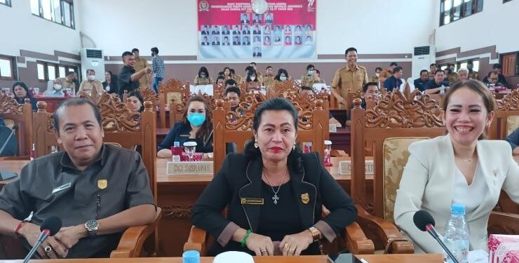 FOTO : DPRD GUMAS/MATA KALTENG - Anggota DPRD Kabupaten Gumas Punding S Merang (ujung kiri) duduk bersama koleganya Rayaniatie Djangkan dan Nomi Aprilia (kanan), saat kegiatan rapat paripurna DPRD setempat, belum lama ini.