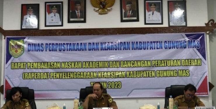 FOTO : DISKOMINFO SANTIK/MATA KALTENG - Bupati Gumas Jaya S Monong diwakili Asisten I Setda Lurand (tengah) bersama Kepala Dinas Perpustakaan dan Kearsipan Maria Efianti (ujung kiri) dan narasumber memimpin rapat pembahasan naskah akademik dan raperda tentang penyelenggaraan kearsipan, Senin, 15 Mei 2023.