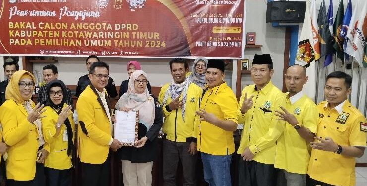 FOTO : AGUS/MATA KALTENG - DPD Golkar Kotim saat mengajukan Bacaleg di KPU Kotim, Minggu 14 Mei 2023 malam.