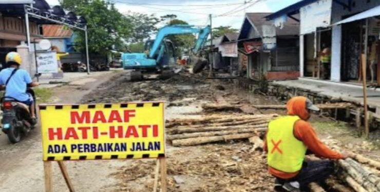 FOTO : IST/MATA KALTENG - Proses pengerjaan perbaikan jalan KH Dewantara, Kecamatan Baamang Sampit, Selasa 16 Mei 2023.