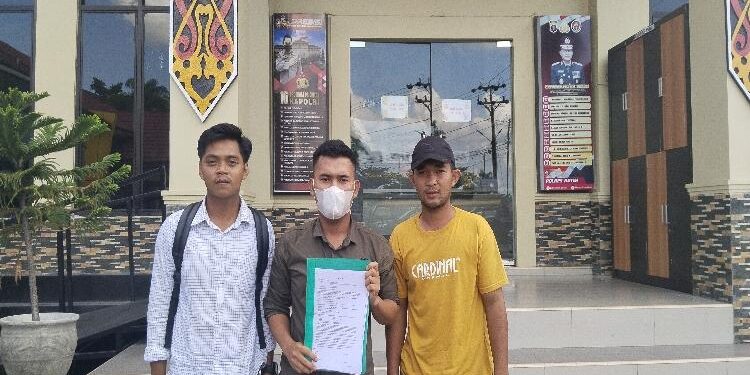 FOTO: AGUS/MATA KALTENG- Korban penggelapan mobil rental saat melapor ke Polres Kotim.