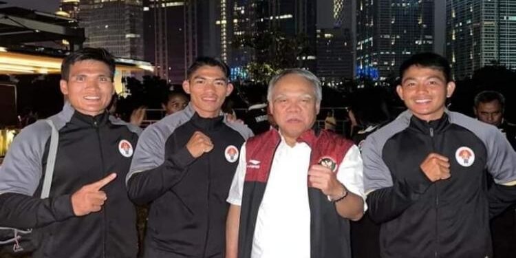 FOTO : EVANDI/MATA KALTENG - Tiga atlet asal Kabupaten Gumas yang meraih medali emas di cabor Traditional Boat Race pada SEA Games 2023 Kamboja, saat berfoto bersama dengan Ketua PB PODSI Pusat yang juga Menteri PUPR Basuki Hadimuljono, Senin 15 Mei 2023.