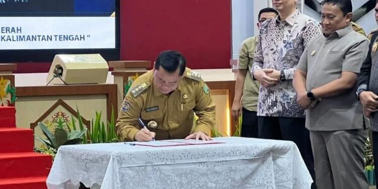 FOTO: ISTIMEWA/MATAKALTENG - Bupati Kotim, Halikinnor, disaksikan Wakil Gubernur Kalteng, Edy Pratowo, pada saat menandatangani pernyataan komitmen, Selasa 16 Mei 2023.