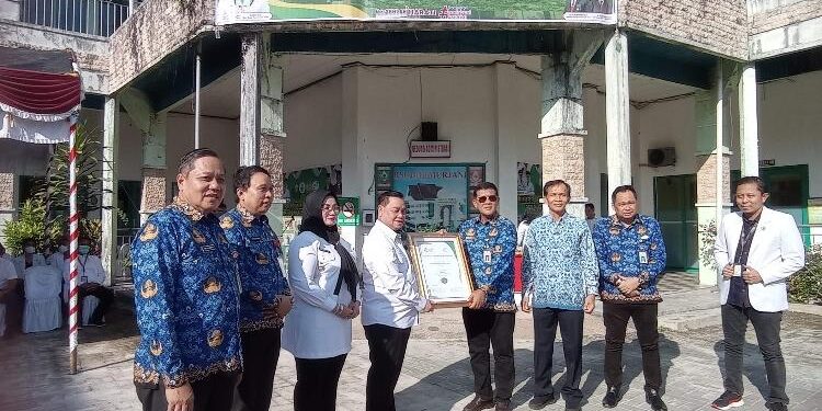FOTO : DEVIANA/MATAKALTENG - Bupati Kotim Halikinnor didampingi wakilnya Irawati, Sekda Fajrurrahman dan Kadinkes Umar Kaderi saat menyerahkan sertifikat Predikat Paripurna kepad pihak RSUD dr Murjani yang diterima langsung oleh Plt Direkturnya dr Sutriso, Rabu 17 Mei 2023.
