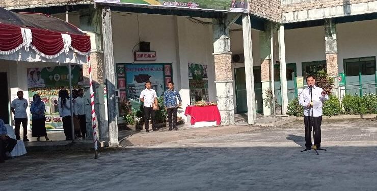 FOTO : DEVIANA/MATAKALTENG - Bupati Kotim Halikinnor saat sambutan di apel pagi halaman RSUD dr Murjani Sampit, Rabu 17 Mei 2023
