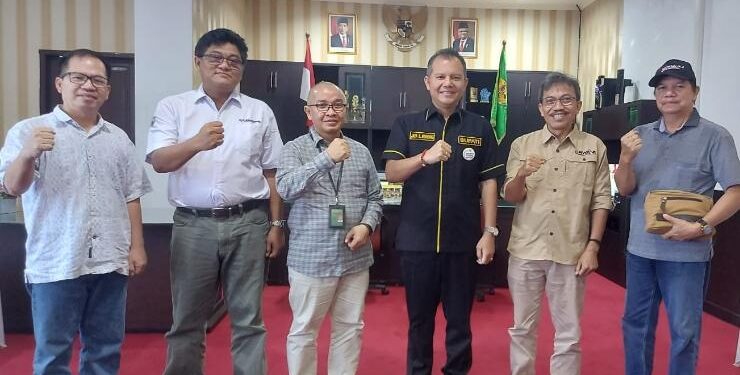 FOTO : DISKOMINFO SANTIK/MATA KALTENG - Bupati Gumas Jaya Samaya Monong (baju hitam) didampingi Asisten I Setda Lurand, ketika berfoto bersama dengan tim terpadu dari KLHK RI yang akan melakukan verifikasi teknis wilayah adat dan calon areal hutan adat, belum lama ini.