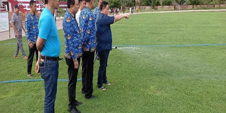 FOTO: DEVIANA/MATAKALTENG - Bupati Kotim Halikinnor saat mencoba menyiram rumput di lapangan sepak bola, Stadion Nopember 29 Sampit, Rabu 17 Mei 2023.