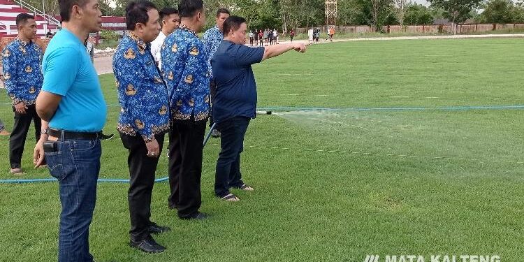 FOTO : DEVIANA/MATAKALTENG - Bupati Kotim Halikinnor saat mencoba menyiram rumput di lapangan sepak bola, Stadion November 29 Sampit, Rabu 17 Mei 2023.