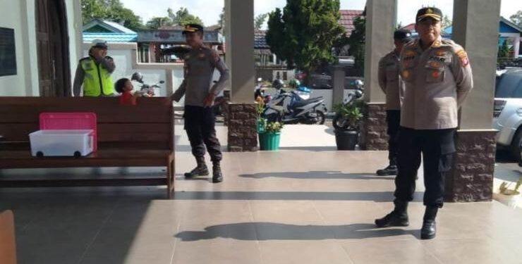 FOTO : HUMAS POLRES GUMAS/MATA KALTENG - Kapolres Gumas AKBP Asep Bangbang Saputra bersama Wakapolres Kompol Tri Wibowo mengecek sejumlah gereja yang merayakan hari kenaikan Isa Al-Masih, Kamis, 18 Mei 2023.