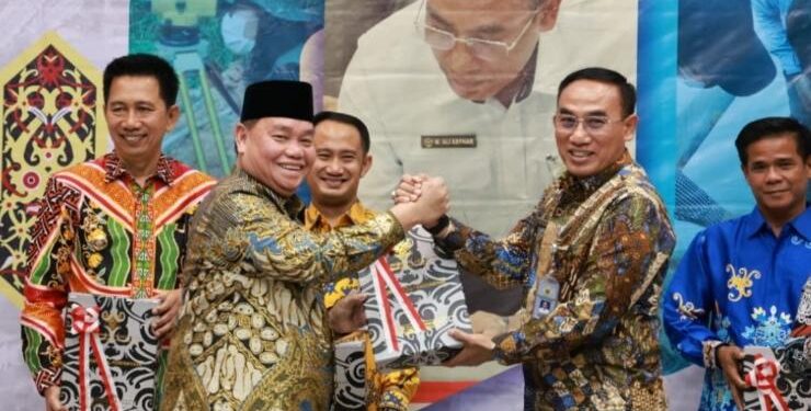 FOTO : IST/MATAKALTENG - Bupati Kotim Halikinnor saat menerima penilaian WTP ke-9 kali berturut-turut dari BPK RI Perwakilan Kalteng di Palangka Raya, Jumat 19 Mei 2023.