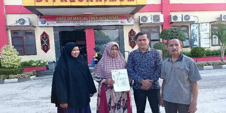 FOTO: RIZAL/MATAKALTENG - Developer perumahan, Tuti (dua dari kiri), bersama pengacara, April Napitupulu dan warga usai menghadiri panggilan Ditreskrimum Polda Kalteng.