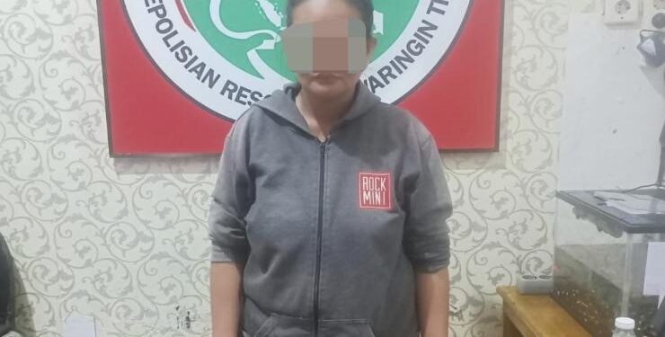 FOTO : IST/MATAKALTENG - Salah seorang ibu rumah tangga saat diamankan oleh Aparat Kepolisian di Mapolres Kotim.