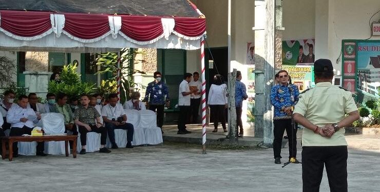 FOTO : DOK DEVIANA/MATAKALTENG - Plt Direktur RSUD dr Murjani saat memimpin apel, Rabu 17 Mei 2023