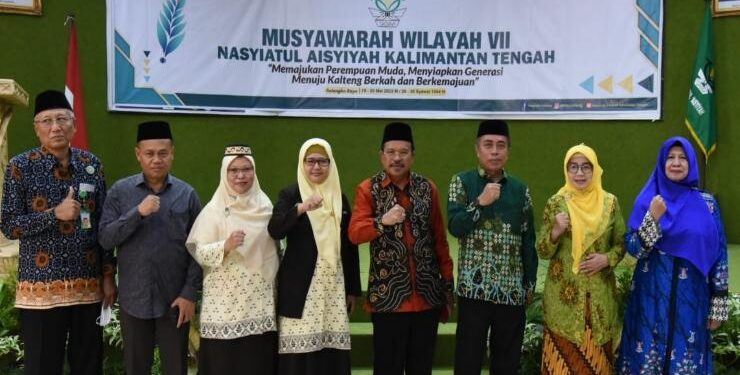Sekda Kalteng (tengah) berfoto bersama dengan pengurus Wilayah Muhammadiyah Kalteng