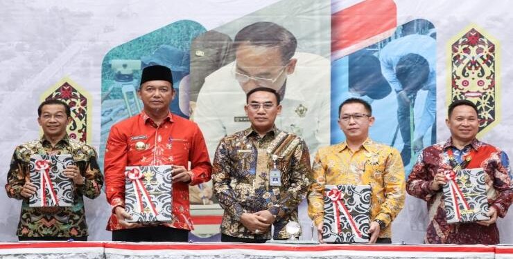 FOTO : IST/MATAKALTENG - Bupati Sukamara Windu Subagio saat menerima predikat Opini WTP dari BPK RI Perwakilan Kalteng.