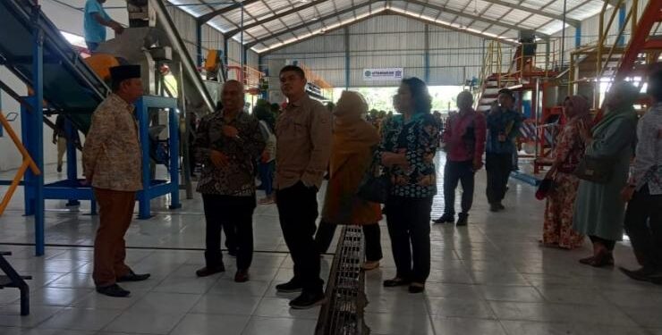 FOTO : IST/MATAKALTENG - Asisten II Bidang Perekonomian dan Pembangunan Sekretaris Daerah (Setda) Kotim Alang Arianto bersama Wakil Ketua I DPRD Kotim Rudianor dan rombongan saat meninjau PT. Samuda Coco Indonesia, Jumat 19 Mei 2023.