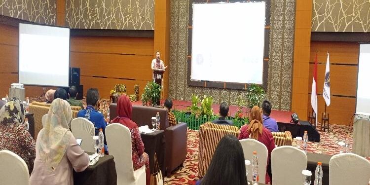 FOTO: DEVIANA/MATAKALTENG - Kadinkes Kotim, Umar Kaderi, saat membuka kegiatan persatuan dokter gigi di Kotim, Sabtu 20 Mei 2023.