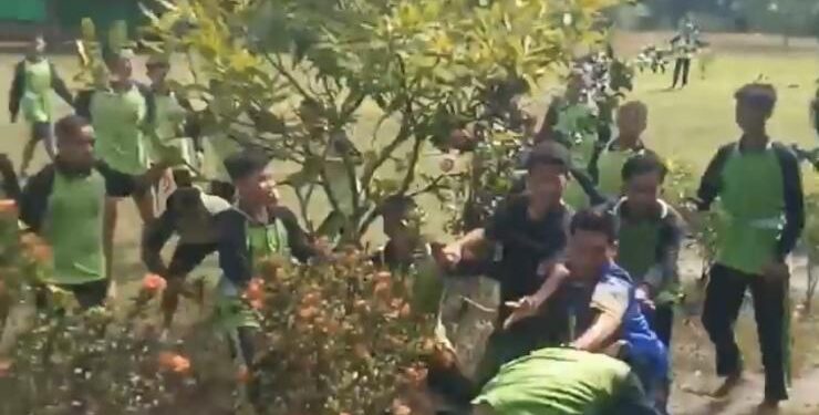 FOTO : IST/MATA KALTENG - Tangakapan layar perkelahian pelajar yang diduga terjadi di SMA PGRI 2 Sampit pada Jumat 19 Mei 2023.