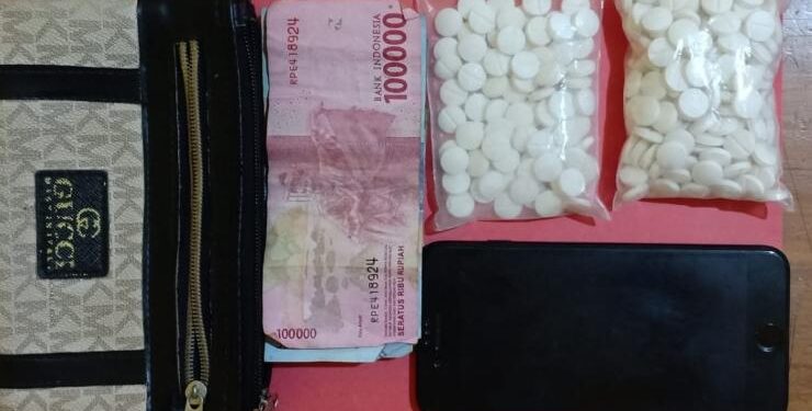 FOTO : IST/MATA KALTENG - Pengedar Zenith berinisial S saat diamankan di Polsek Cempaga. 
