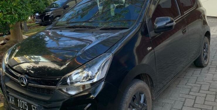 FOTO : IST/MATA KALTENG – Mobil Ayla yang diduga menjadi barang penggelapan SY alias Yopi dengan W. 
