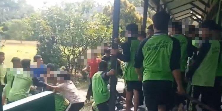 FOTO: IST/MATA KALTENG - Tangkap layar video perkelahian pelajar di SMA PGRI 2 Sampit.