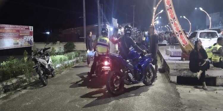 FOTO: AGUS/MATA KALTENG- Petugas saat mengamankan motor yang tidak sesuai standar.