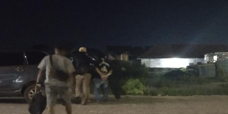 FOTO: AGUS/MATA KALTENG - Pria yang diduga seorang jambret saat diamankan oleh Tim Resmob Polres Kotim, Sabtu 20 Mei 2023 malam. 