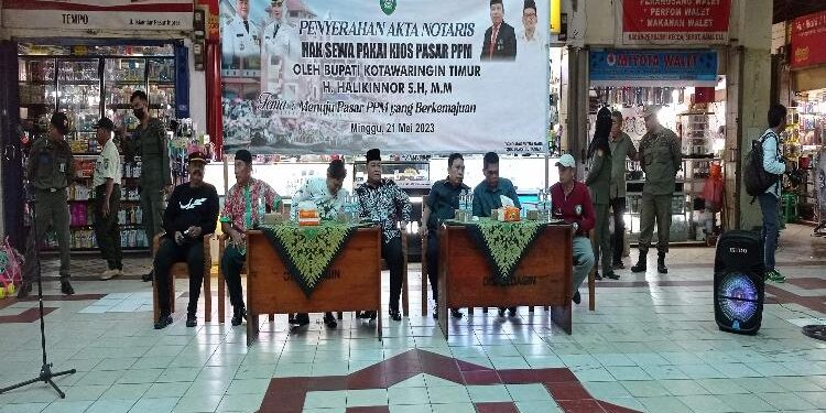 FOTO: DOKUMEN DEVIANA/MATAKALTENG - Bupati Kotim Halikinnor bersama Sekda Kotim Fajrurrahman saat melakukan pertemuan dengan pedagang pasar PPM,beberapa waktu lalu.
