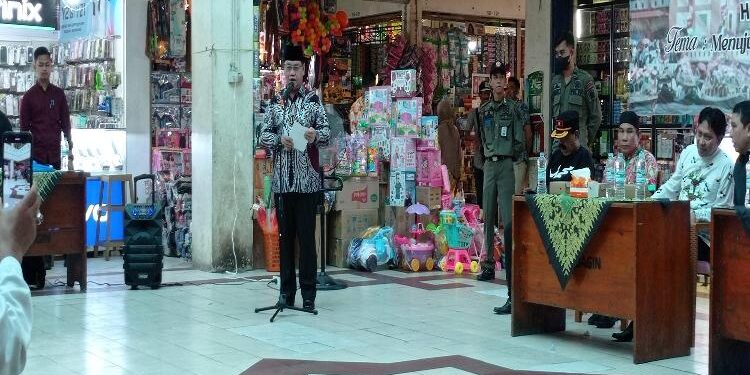 FOTO: DEVIANA/MATAKALTENG - Bupati Kotim, Halikinnor, pada saat sambutan di penyerahan kata notaris hak sewa reko pedagang di PPM Sampit, Minggu 21 Maret 2023.