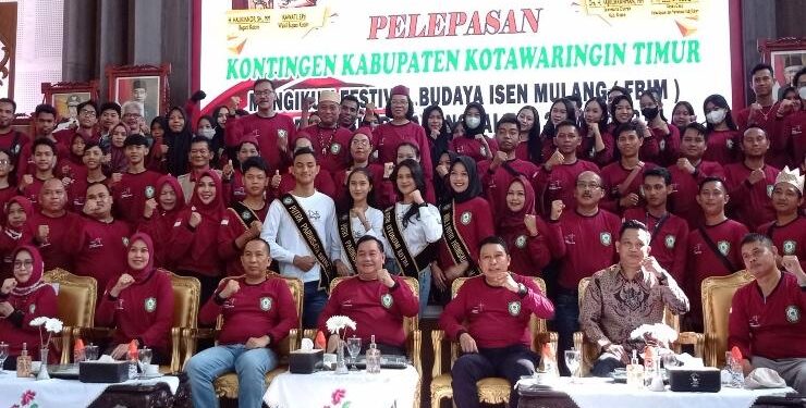 FOTO : DEVIANA/MATAKALTENG - Bupati Kotim Halikinnor saat bersama kontingen Festival Budaya Isen Mulang, Minggu 21 Mei 2023.