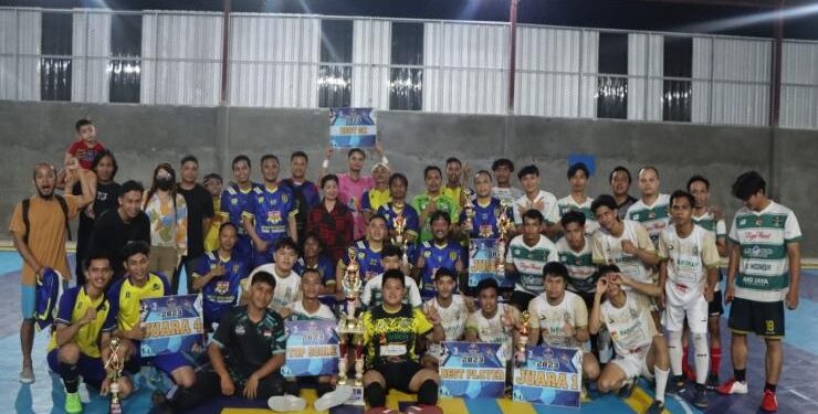 FOTO : LILY RUSNIKASI/MATA KALTENG - Anggota DPRD Kabupaten Gumas Lily Rusnikasi (baju merah hitam) berfoto bersama dengan para atlet, yang bertanding dalam turnamen futsal, pekan lalu.