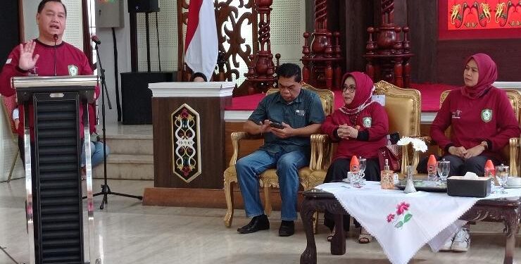 FOTO : DEVIANA/MATAKALTENG - Bupati Kotim Halikinnor saat memberi sambutan pada pelepasan kontingen Kotim, Minggu 21 Mei 2023.