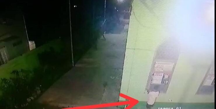 FOTO : AGUS/MATA KALTENG - Hasil tangkap layar CCTV memperlihatkan aksi pencurian timbangan daging di masjid