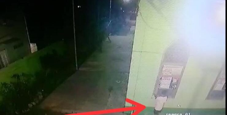 FOTO : AGUS/MATA KALTENG - Hasil tangkap layar CCTV memperlihatkan aksi pencurian timbangan daging di masjid 