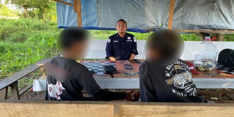 FOTO: RIZAL/MATAKALTENG - kedua remaja pada saat dilakukan mediasi oleh Ketua Tim Virtual Police, Bidhumas Polda Kalteng, Ipda H. Shamsuddin.