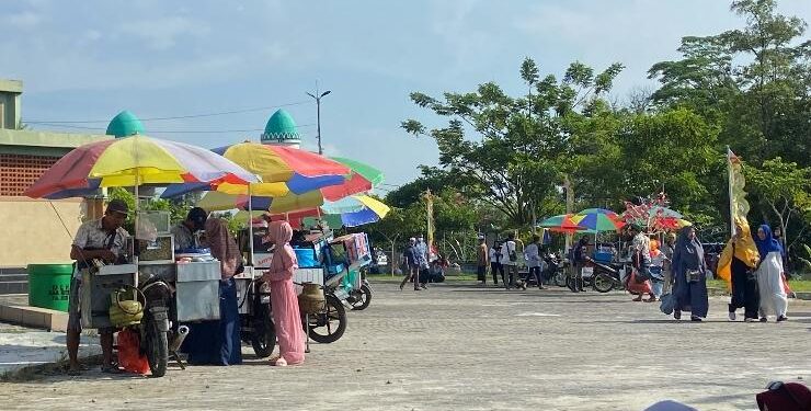 FOTO : DIAN/MATA KALTENG - Sejumlah pedagang yang berjualan di Islamic Center Sampit pada acara tablig akbar, Senin 22 Mei 2023.