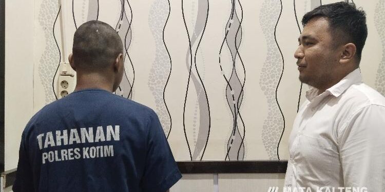 FOTO: AGUS/MATAKALTENG - Pelaku jambret berinisial YP saat diamankan di Mapolres Kotim. 