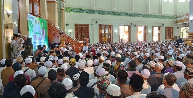 FOTO : DEVIANA/MATAKALTENG - Ribuan jamaah mengikuti tabligh akbar bersama Ustad Abdul Somad di Masjid Agung Wahyu Al-Hadi, Sampit, Senin 22 Mei 2023.