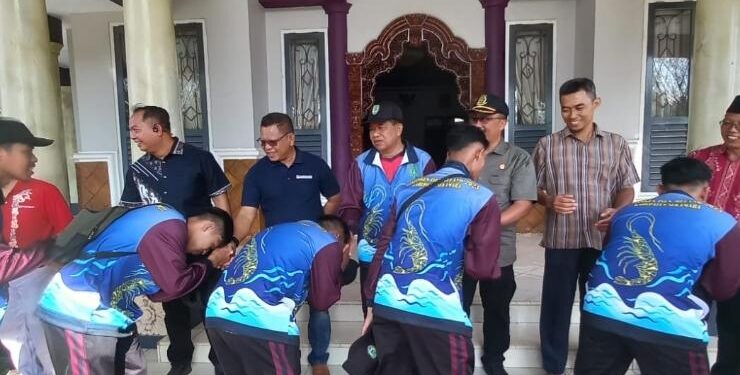 FOTO : AKH/MATAKALTENG - Wakil Bupati Sukamara Ahmadi saat melepas kontingen FBIM 2023.
