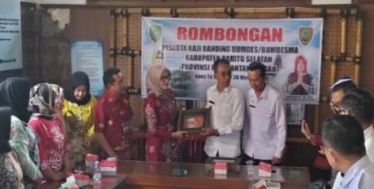 FOTO : IST/MATAKALTENG - Wakil Ketua II DPRD Barsel, Hj Enung Irawati menyerahkan Cinderamata kepada Kepala Desa Penglipuran didampingi Kepala Dinas PMDPPKB Bangli, Bali, Agung Purnama.