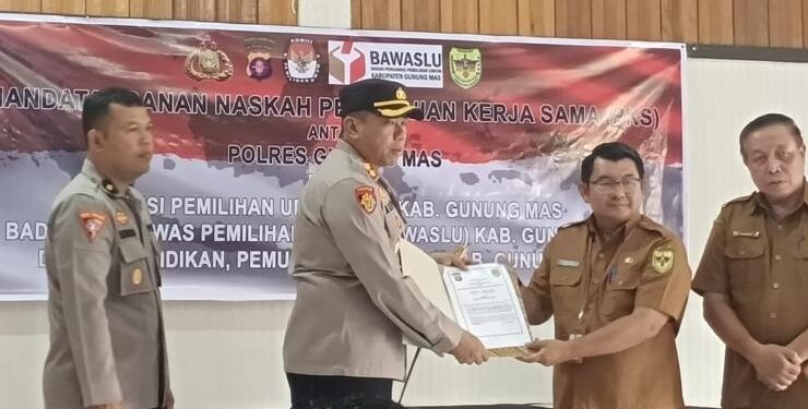 FOTO : HUMAS POLRES GUMAS/MATA KALTENG - Kapolres Gumas AKBP Asep Bangbang Saputra dan Plt Kepala Disdikpora Aprianto ketika menunjukkan MoU poltasak yang sudah ditandatangani, di aula bhayangkari mapolres setempat, Senin, 22 Mei 2023.