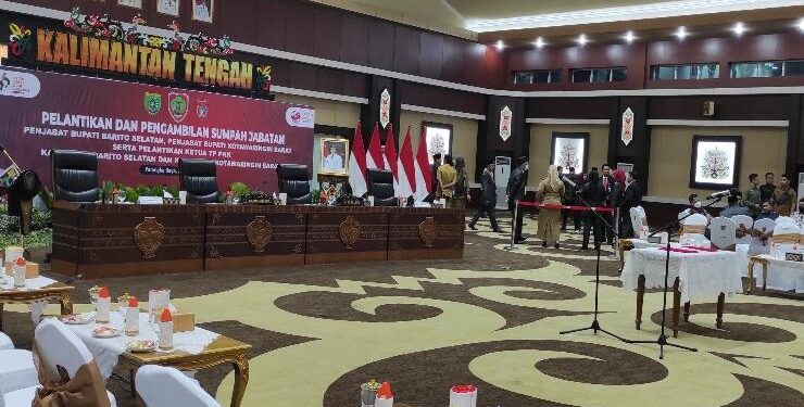 FOTO : OLIVIA/MATAKALTENG - Suasana pelantikan Pj. Bupati Barsel dan Kobar yang ditunda diwarnai aksi unjuk rasa, Senin 22 Mei 2023.