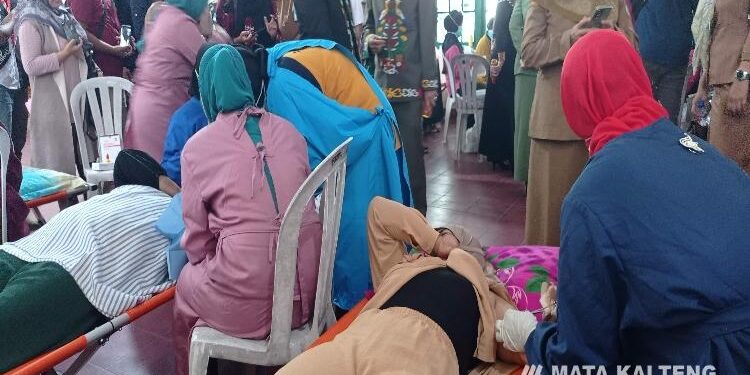 FOTO : DEVIANA/MATAKALTENG - Ratusan warga ikuti pemasangan alat kontrasepsi implan di Kodim 1015 Sampit, Selasa 23 Mei 2023.
