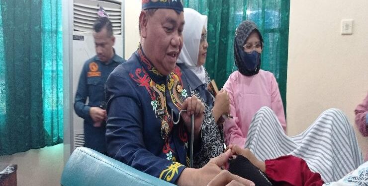 FOTO : DEVIANA) MATAKALTENG - Bupati Kotim Halikinnor semangat kepada warga yang memasang pemasangan alat kontrasepsi IUD di Kodim 1015 Sampit, Selasa 23 Mei 2023.