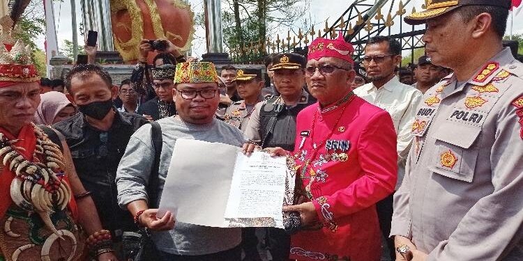 FOTO: RIZAL/MATAKALTENG - Perwakilan MP3D, pada saat menyerahkan tuntutan kepada Asisten I Gubernur, Katma F. Dirun.