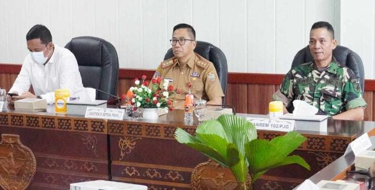 FOTO : IST/MATAKALTENG - Asisten Perekonomian dan Pembangunan Setda Kalteng Leonard S. Ampung, saat hadiri rapat koordinasi pengendalian inflasi tahun 2023 secara virtual.