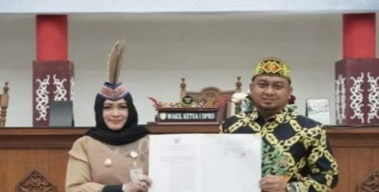 FOTO : IST/MATAKALTENG - Wakil Ketua I DPRD Palangka Raya, Wahid Yusuf bersama Wakil Wali Kota Palangka Raya Umi Mastikah, mewakili Wali Kota Palangka Raya Fairid Naparin, menandatangani surat keputusan tentang penetapan penyempurnaan fasilitasi Gubernur Provinsi Kalteng terhadap raperda