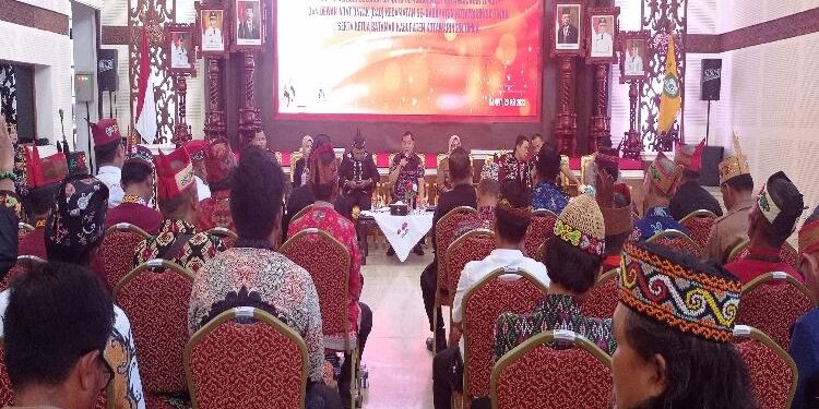 FOTO: DEVIANA/MATAKALTENG - Pertemuan Bupati Kotim Halikinnor dengan pengurus DAD Kotim hingga Batamad, Selasa 23 Mei 2023.