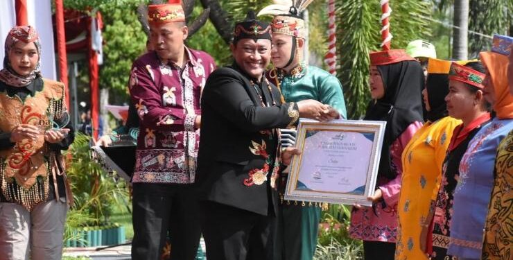FOTO : IST/MATAKALTENG - Wakil Gubernur Kalimantan Tengah Edy Pratowo menyerahkan piagam penghargaan kepada salah seorang perempuan pada puncak HUT Kalteng ke 66 di Palangka Raya, Selasa 23 Mei 2023.