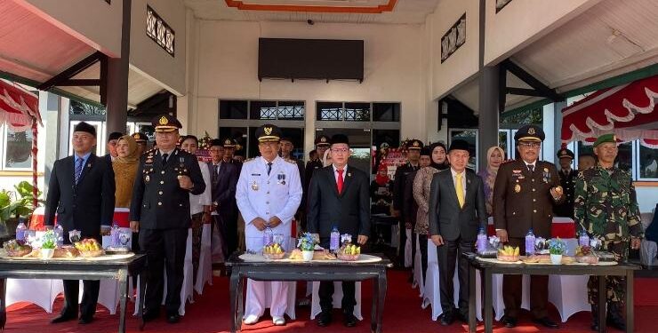 FOTO : AKH/MATAKALTENG - Wakil Bupati Sukamara Ahmadi bersama Forkopimda saat apel peringatan Hari Jadi ke-66 Provinsi Kalimantan Tengah.